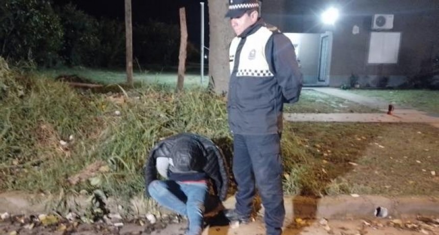 Detuvieron a un automovilista y secuestraron cocaína, dinero y municiones