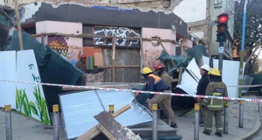 Habría seis heridos al derrumbarse parte de un edificio en demolición