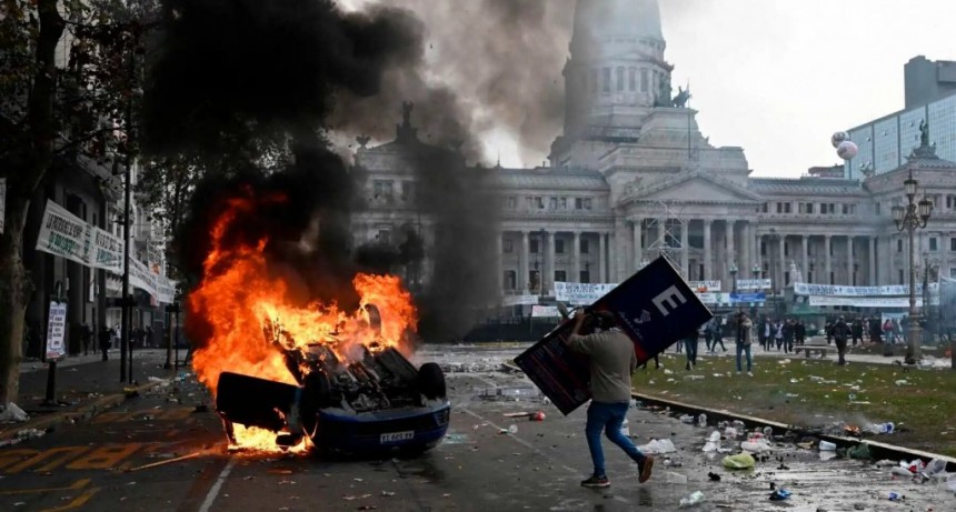 Al menos diez detenidos por los incidentes en las inmediaciones del Congreso
