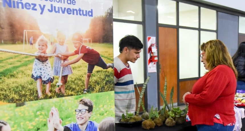 Emprendedores capacitados por el Municipio expusieron en la Intendencia capitalina