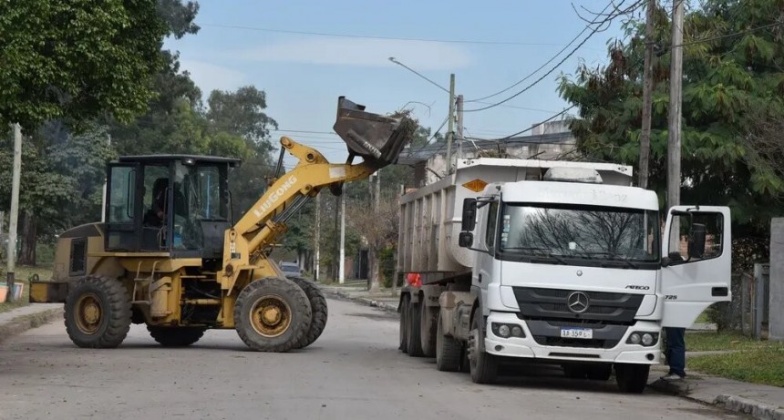Limpian y recuperan de espacios verdes en barrios del acceso Este a la ciudad capital