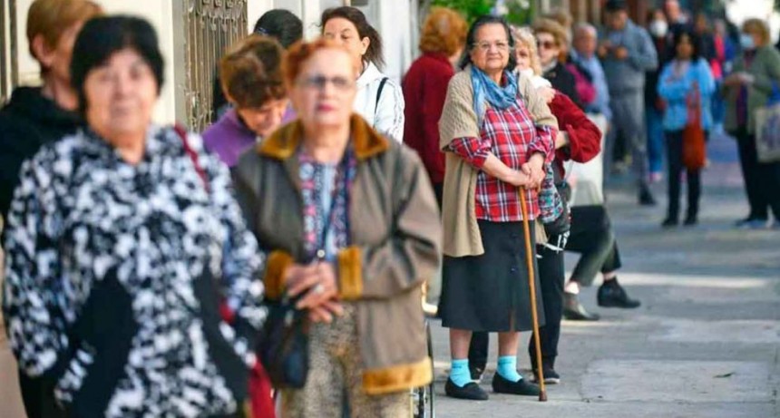Los jubilados necesitan $97.000 más al mes para igualar el poder de compra de hace siete años