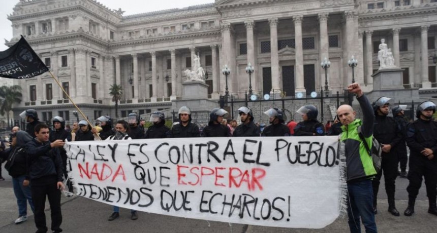 Protestas en el Congreso por la sanción de la Ley Bases