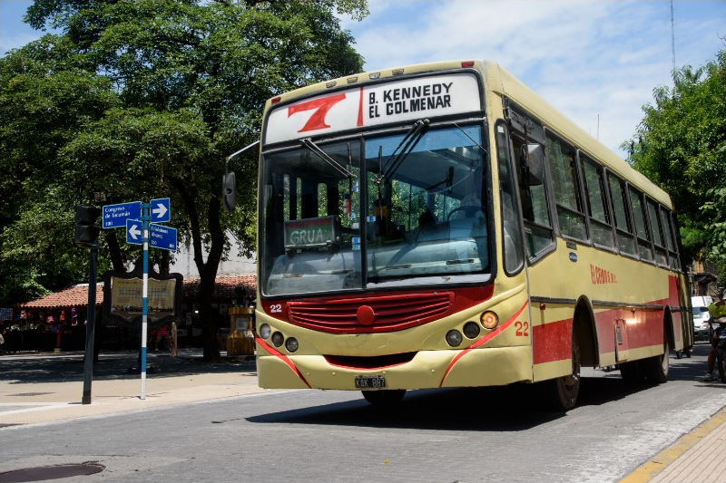 Ómnibus vs. Uber Moto: la batalla que está vaciando el transporte público