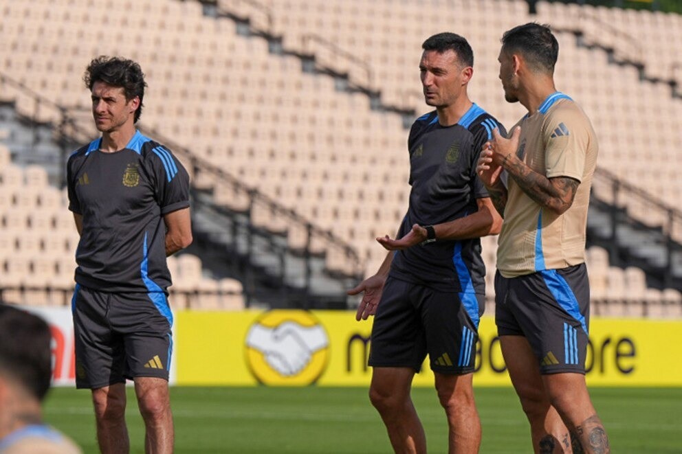 Scaloni define el equipo para enfrentar a Chile