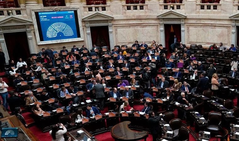 Polémica por aumento a jubilaciones: Gobierno amenaza con veto