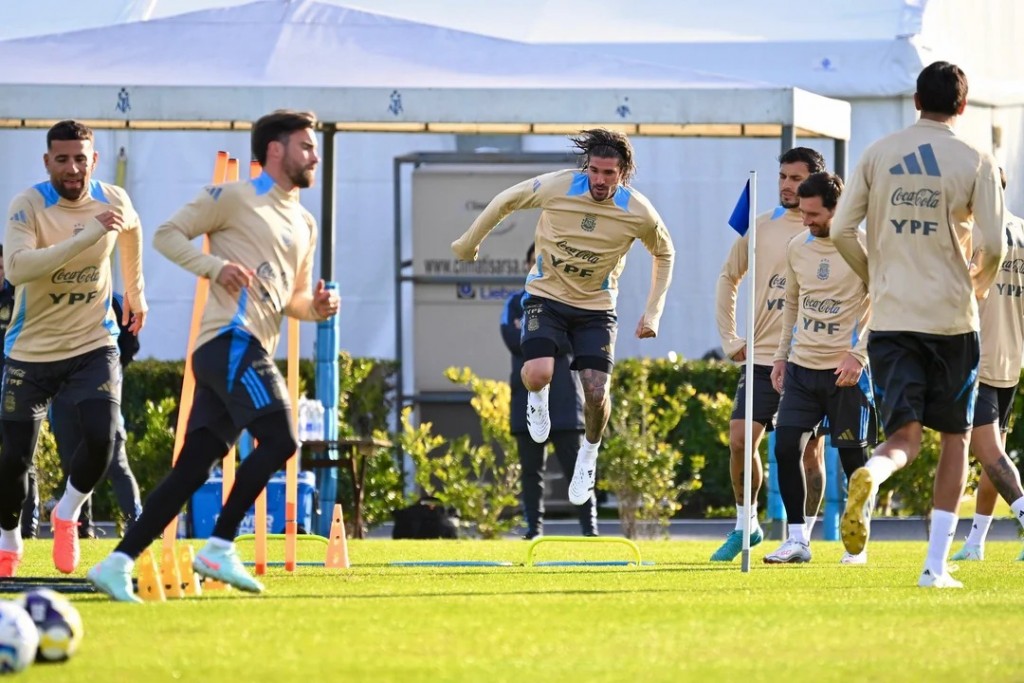 Scaloni define el equipo para enfrentar a Chile