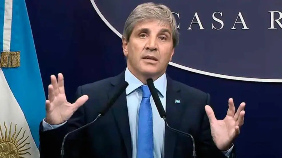 Bonos en rojo: Caputo apunta a la política
