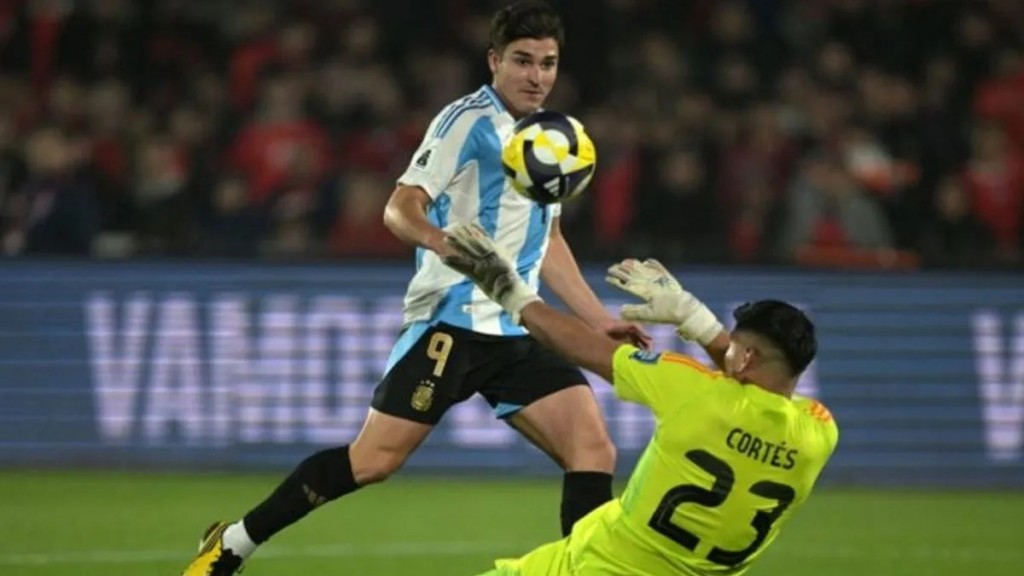 Argentina vence a Chile con gol de Álvarez y solidez defensiva