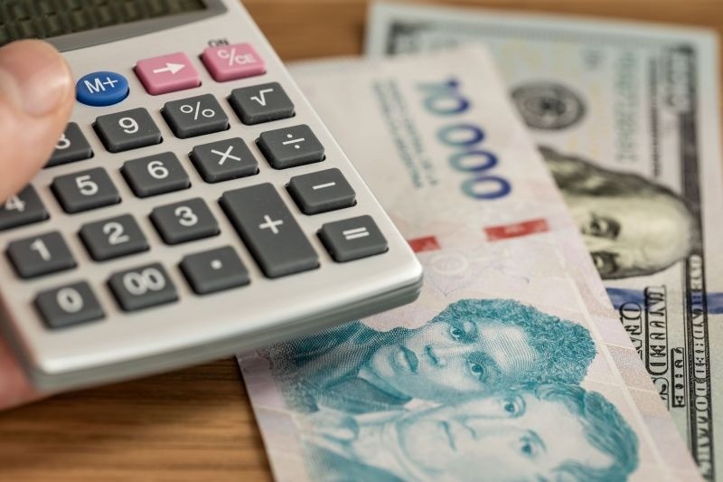 Economistas prevén inflación en descenso y dólar estable