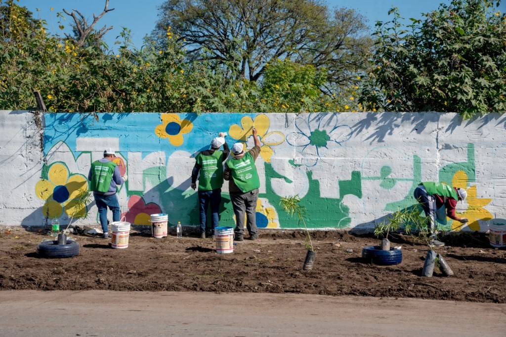 Con la colaboración de vecinos, convierten basural en espacio verde