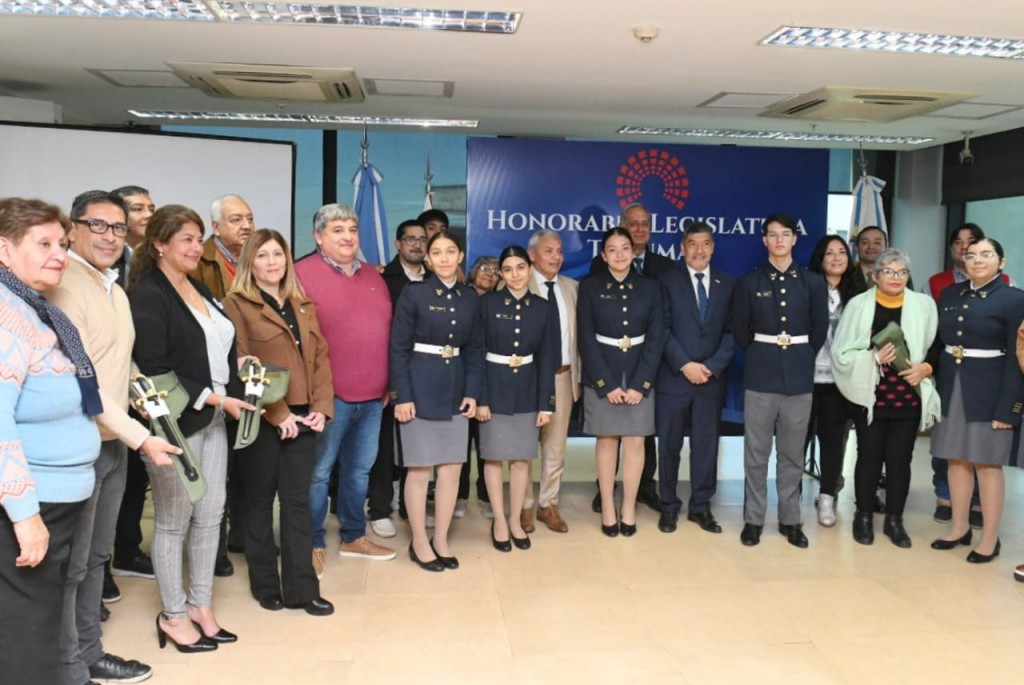 Legislatura honra a cadetes tucumanos con entrega de sables