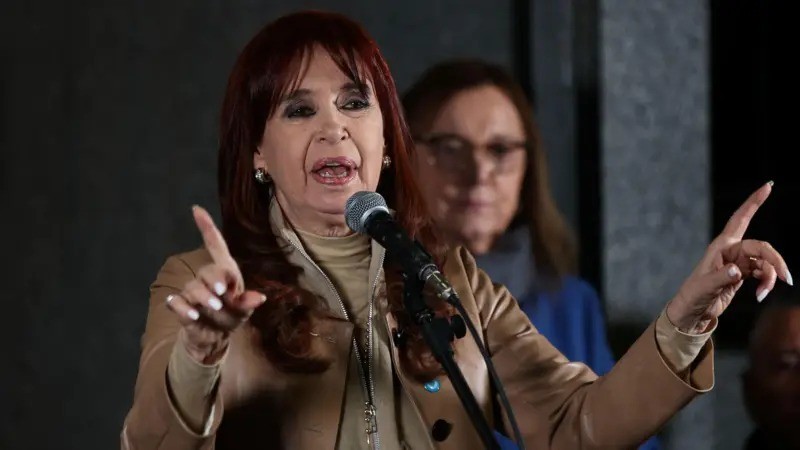 CFK pide prisión domiciliaria sin tobillera; fiscalía exige detención inmediata