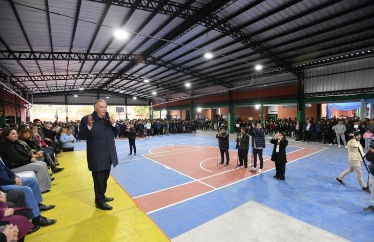 Inaugura un tinglado y playón deportivo en escuela de Alderetes
