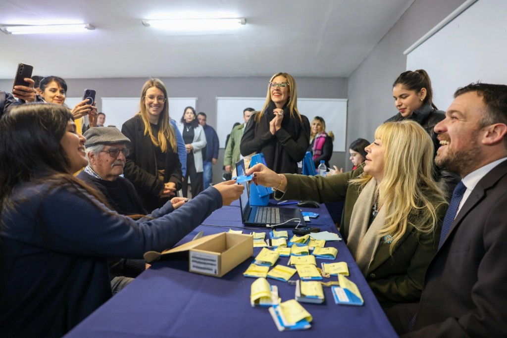 Chahla lideró la entrega de SUBE gratuitas a estudiantes del interior