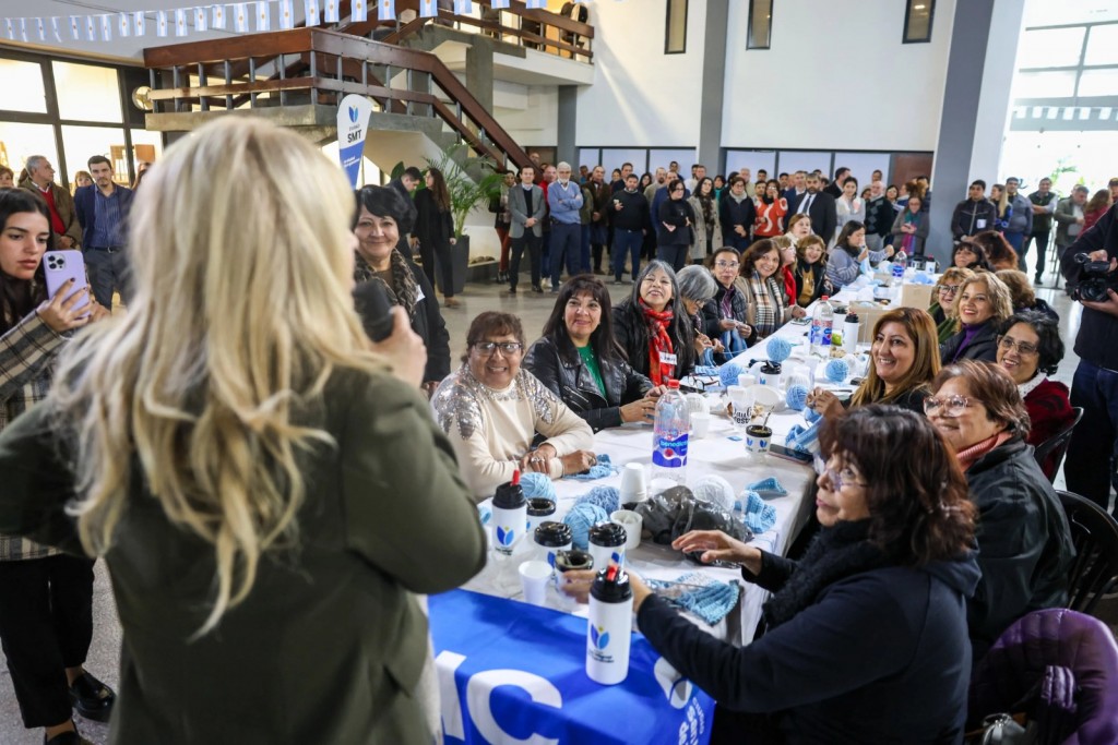 Solidaridad tejida en celeste y blanco: lanzan campaña de abrigo para estudiantes