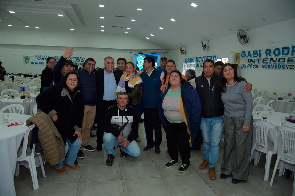 Detienen a mujer por robarle el celular al gobernador Jaldo