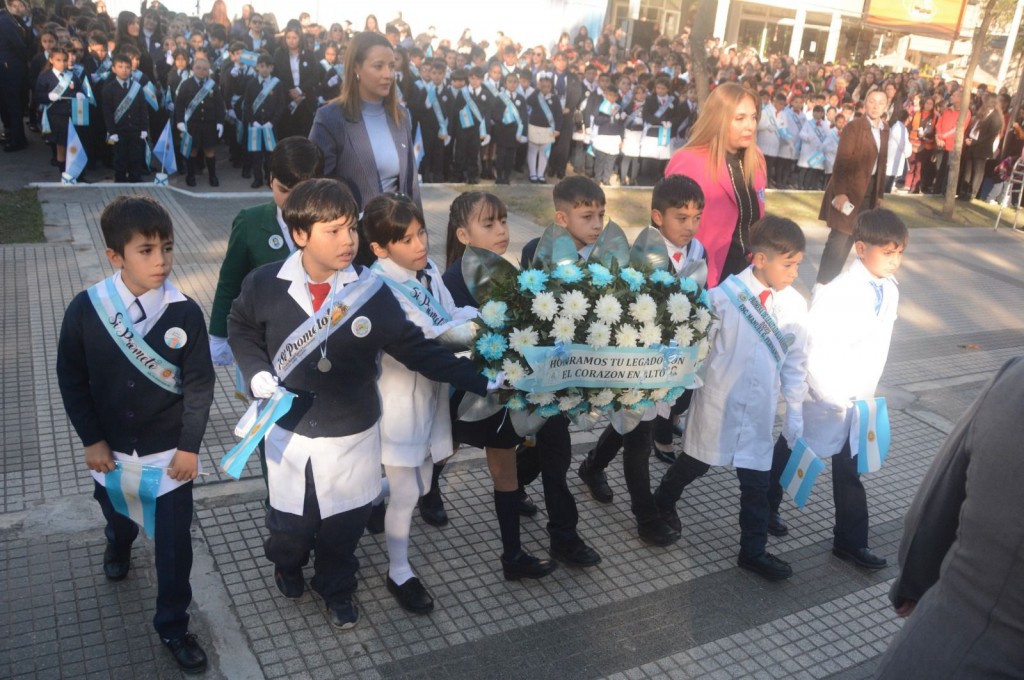 Con emoción y valores, Paula Quiles acompañó la promesa de lealtad a la bandera en Bella Vista