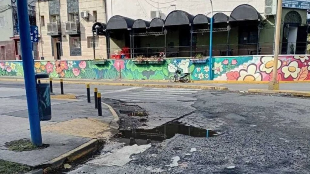 Municipalidad y SAT en cruce por calles deterioradas en San Miguel de Tucumán