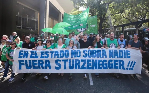 Masiva protesta contra la desregulación laboral y los ajustes