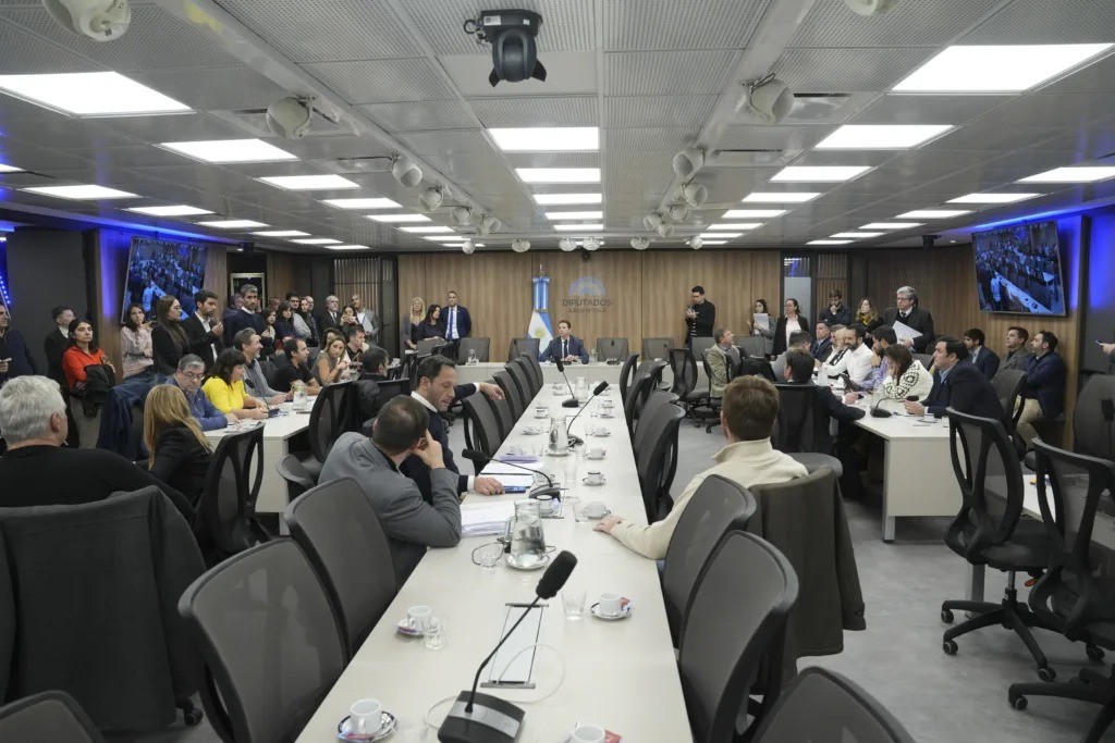 Comisión Libra al borde del colapso: oposición amenaza con juicio político