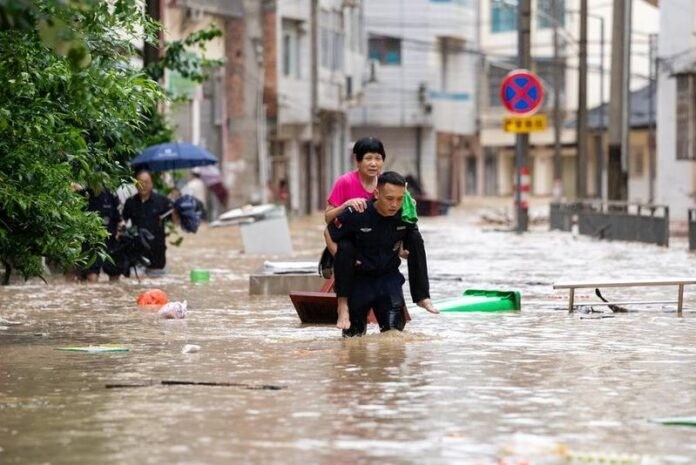 China: Evacúan a 80.900 personas por crecida récord