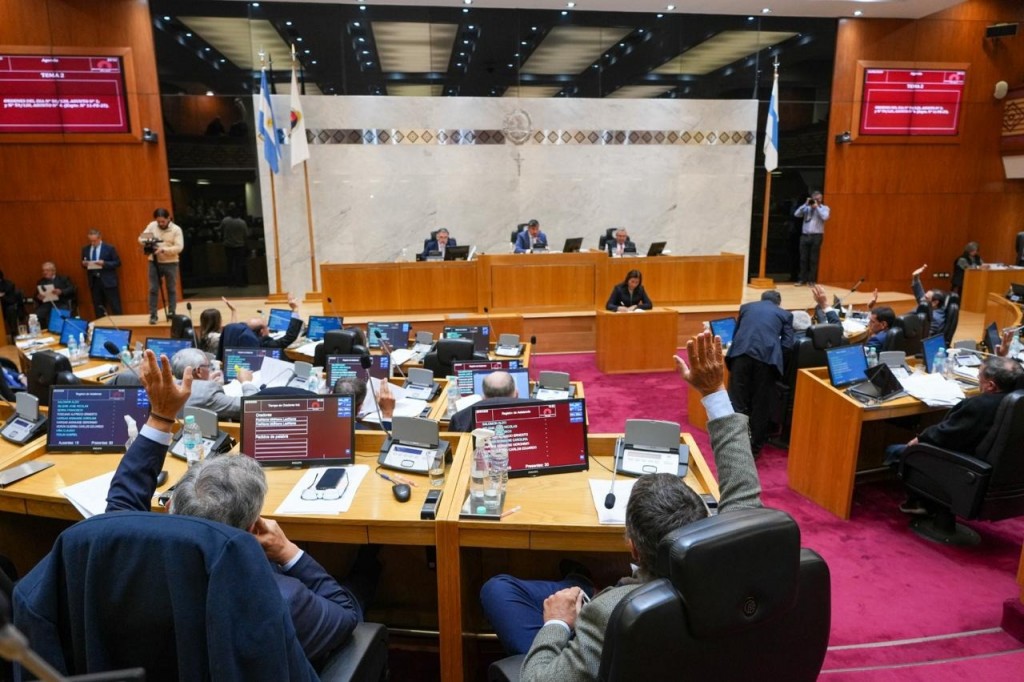 La Legislatura sancionó titularización docente, guardaparques y 1.200 viviendas sociales