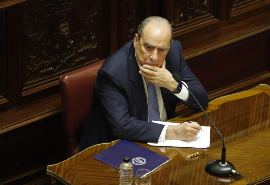 Francos abandona el Senado tras ser llamado 