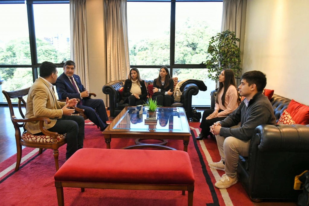 Acevedo analiza cooperación con jóvenes líderes de Global Shapers