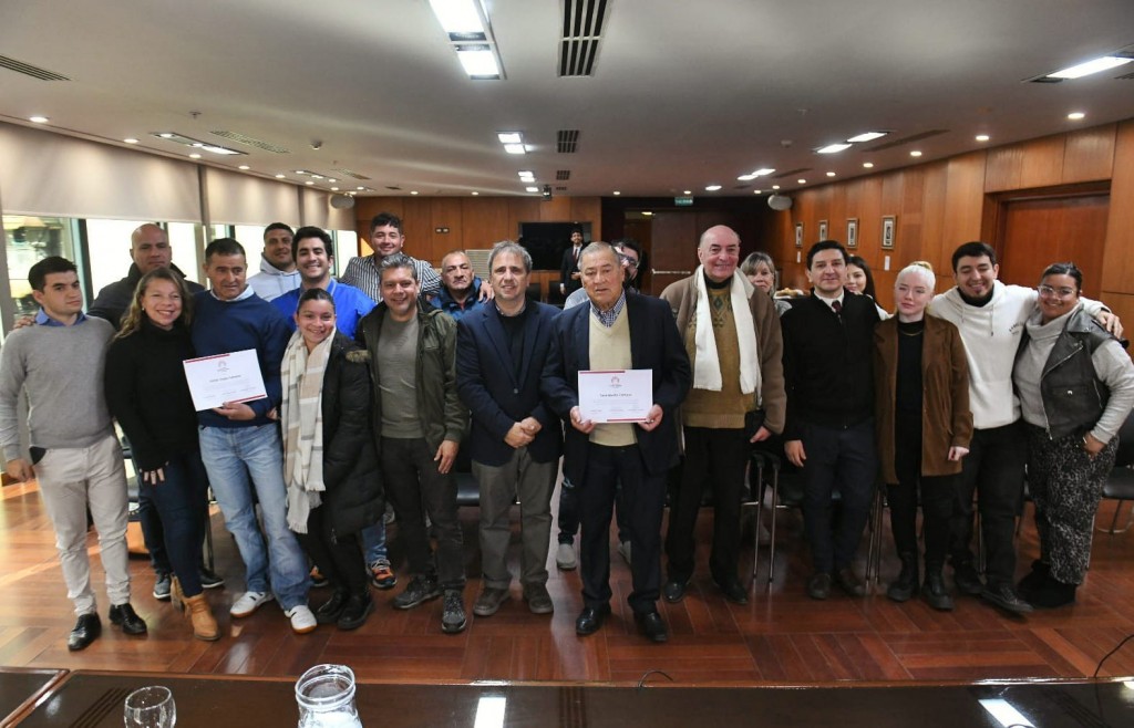 La Legislatura homenajea a los hermanos Campos, leyendas del ciclismo tucumano