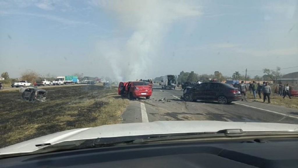 Accidente en cadena en autopista 38: el humo de incendios de pastizales como detonante
