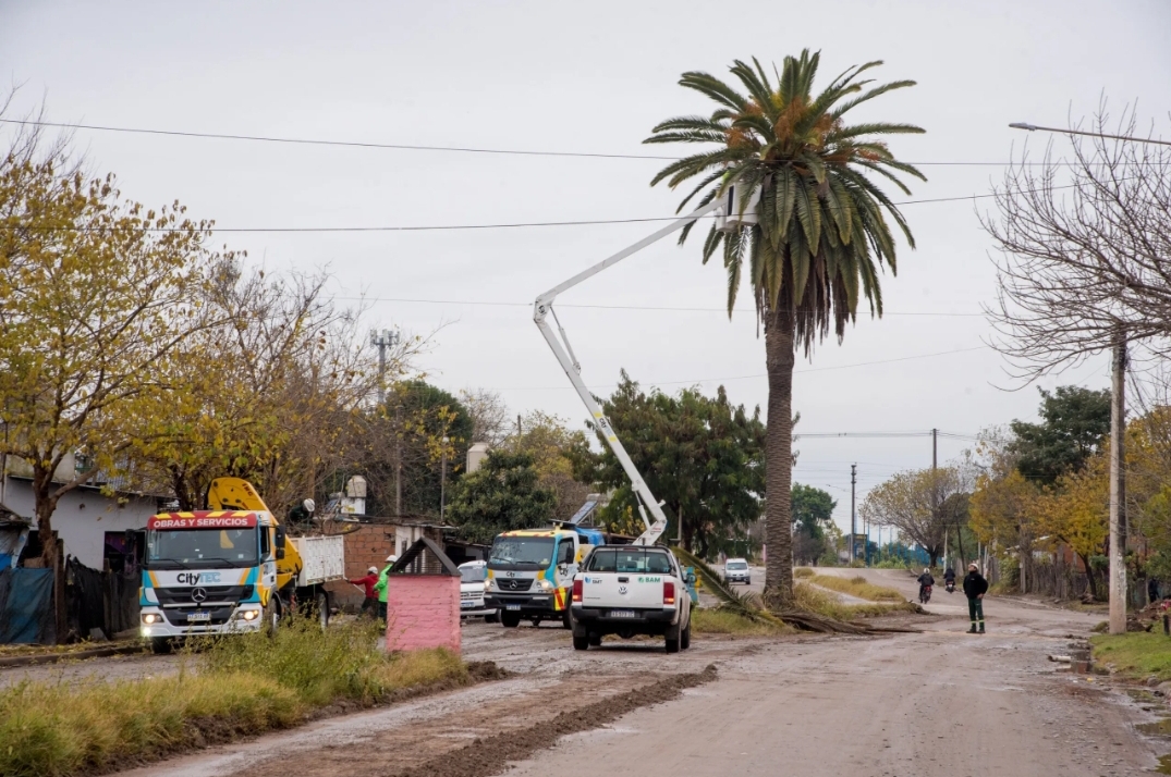 Operativo municipal en barrios de la capital pese al frío