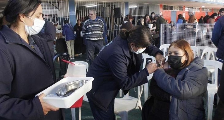Refuerzan campaña de vacunación para adultos mayores en invierno