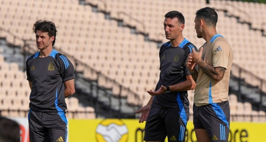 Scaloni define el equipo para enfrentar a Chile
