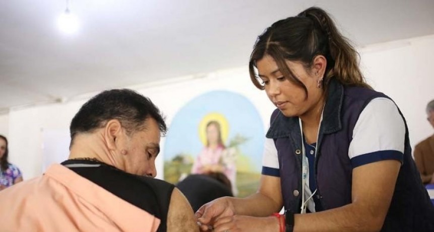 El Ministro de Salud insta a aplicar refuerzos contra COVID y gripe