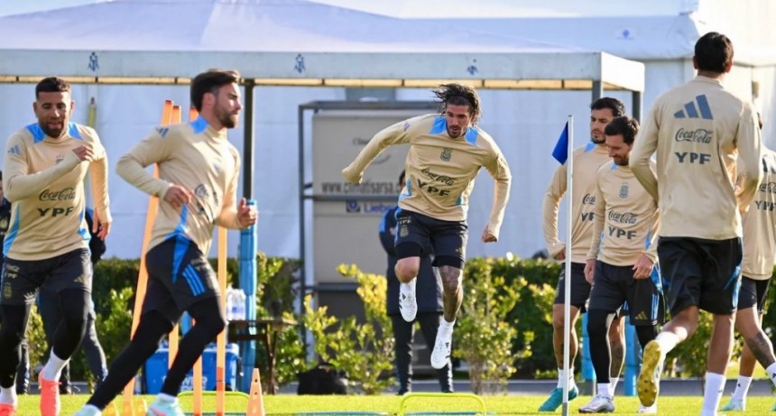 Scaloni define el equipo para enfrentar a Chile