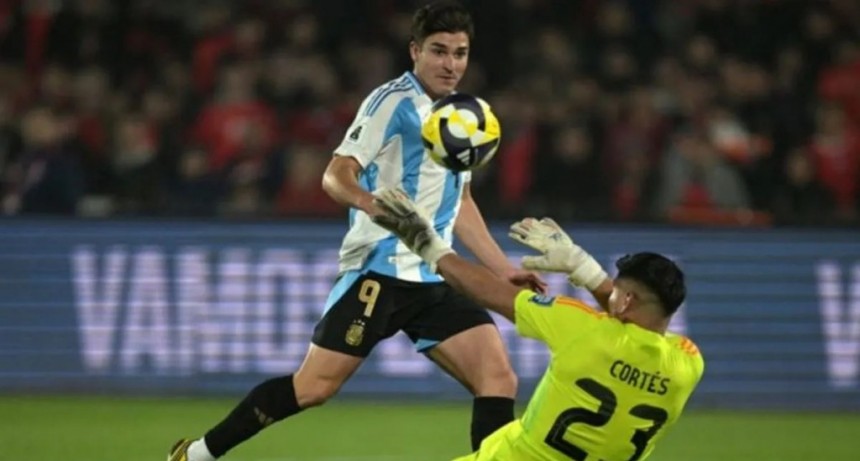Argentina vence a Chile con gol de Álvarez y solidez defensiva