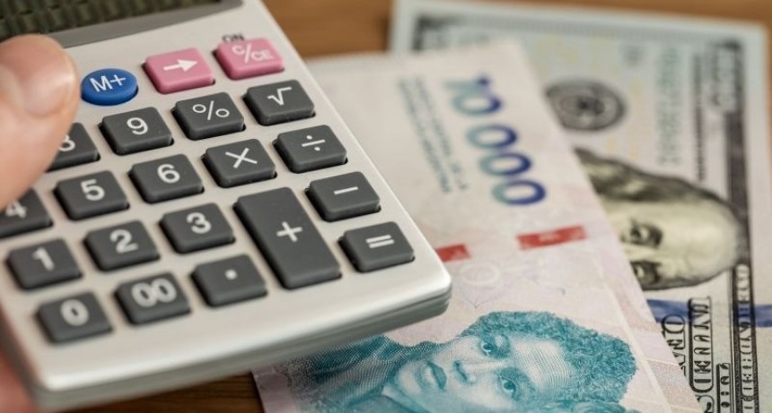 Economistas prevén inflación en descenso y dólar estable