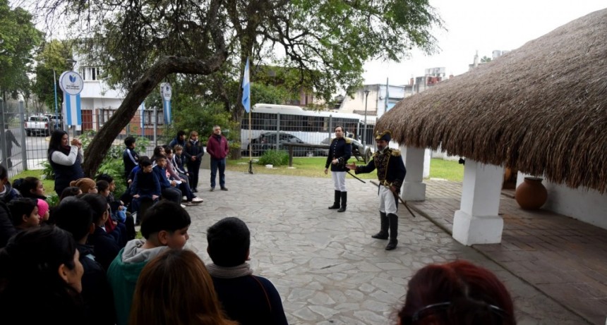 Belgrano y Araoz cobran vida en teatro gratuito