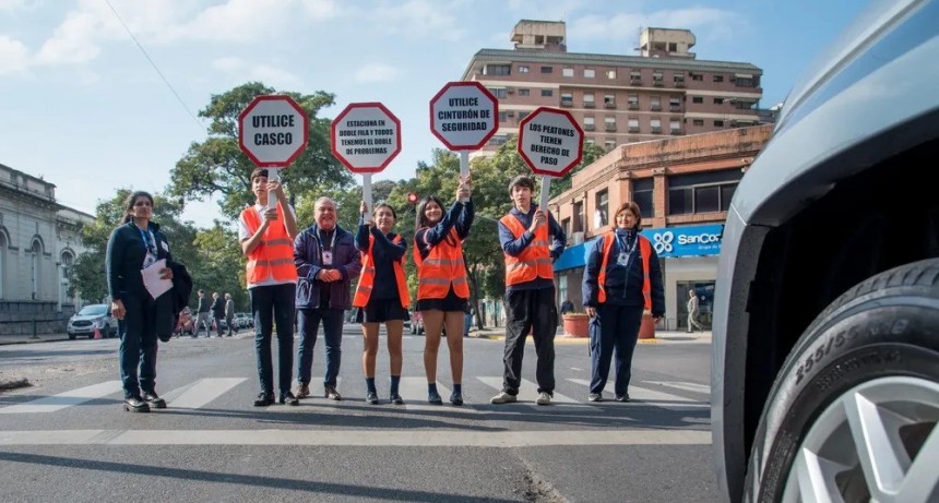 Estudiantes promueven seguridad vial en Plaza Urquiza