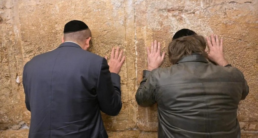 Milei visita el Muro de los Lamentos en su llegada a Israel