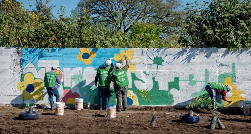 Con la colaboración de vecinos, convierten basural en espacio verde