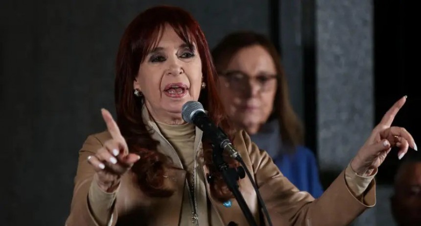 CFK pide prisión domiciliaria sin tobillera; fiscalía exige detención inmediata