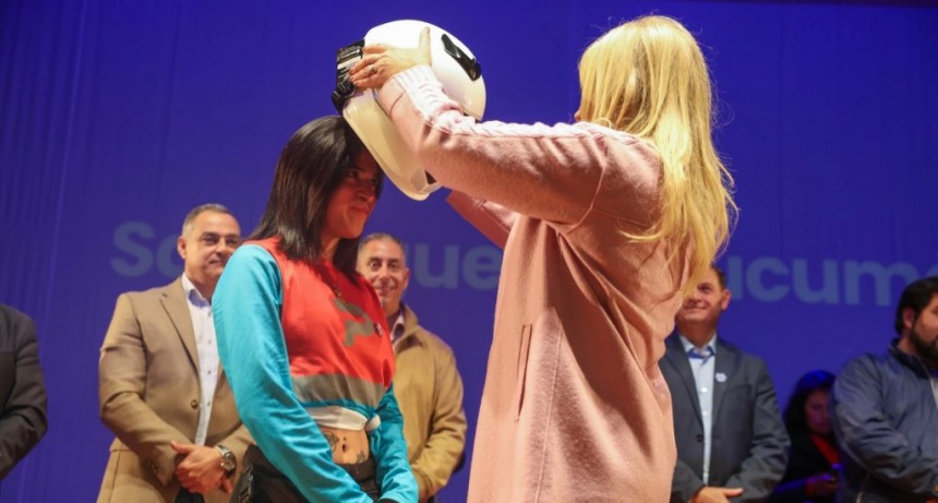 Chahla entregó 200 cascos a repartidores en la Semana de la Seguridad Vial