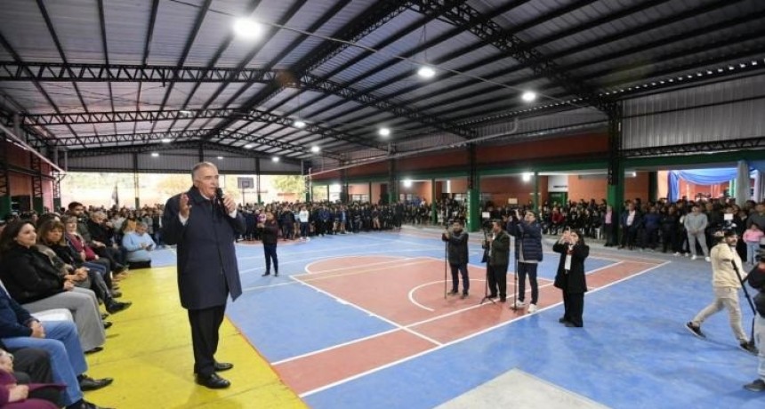 Inaugura un tinglado y playón deportivo en escuela de Alderetes