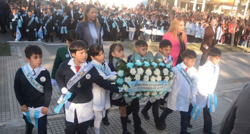 Con emoción y valores, Paula Quiles acompañó la promesa de lealtad a la bandera en Bella Vista
