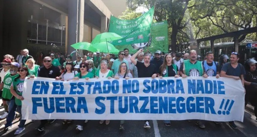 Masiva protesta contra la desregulación laboral y los ajustes