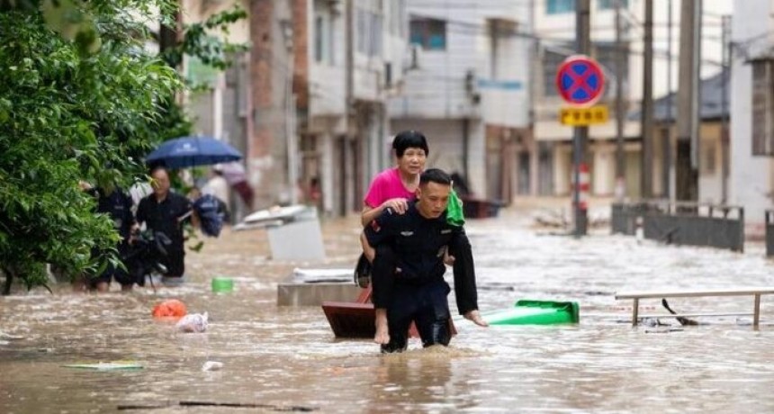 China: Evacúan a 80.900 personas por crecida récord