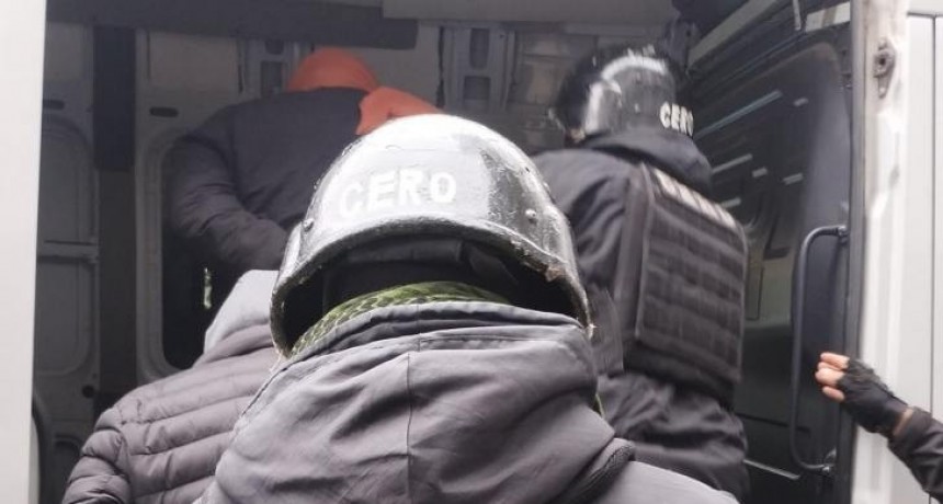 Con operativo policial, llevan a exfuncionarios de Alberdi a la cárcel de Benjamín Paz