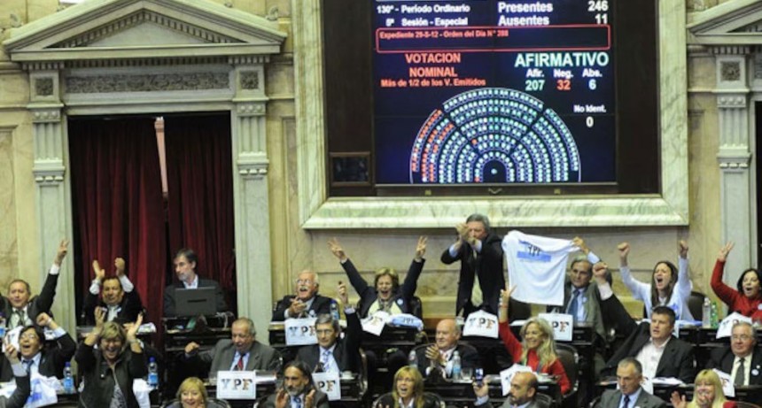 El voto tucumano que ayudó a la expropiación de YPF y hoy enfrenta millonaria condena